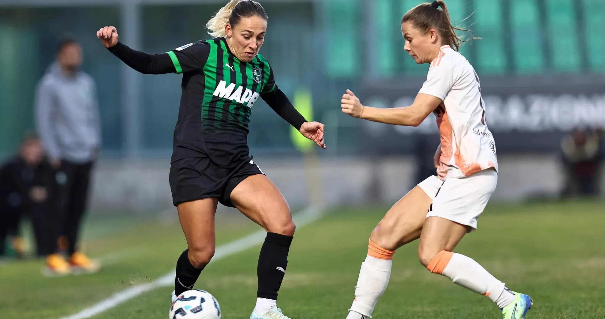 Jugadoras compitiendo por el balón en partido