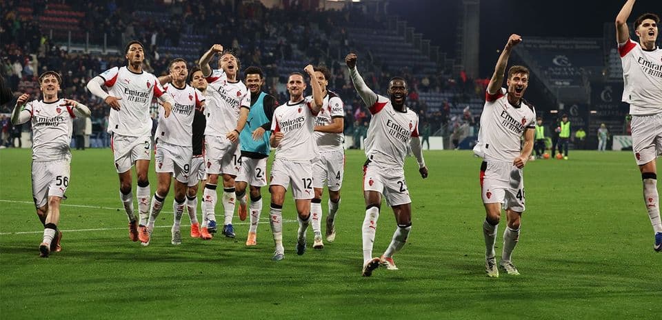 Jugadores de AC Milan celebrando en el campo