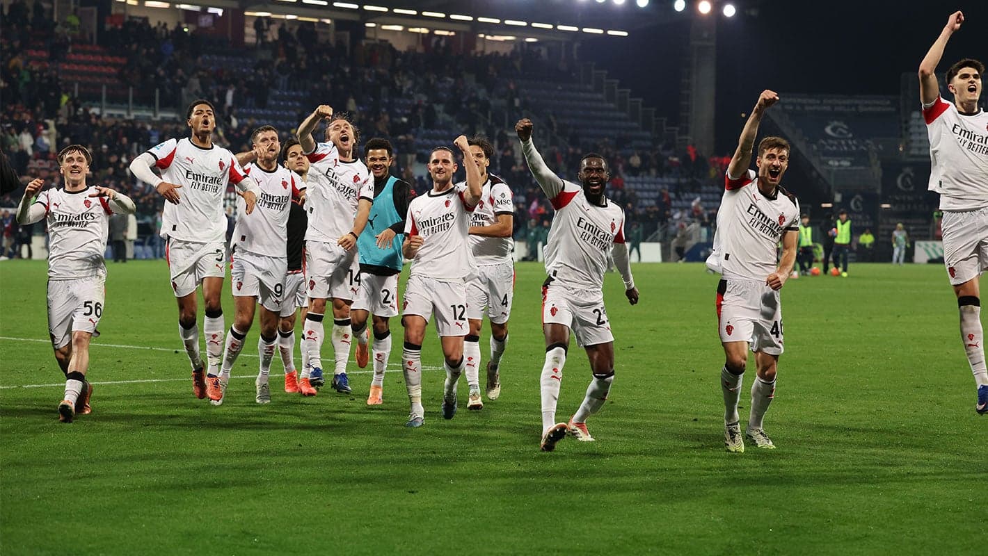 Jugadores de AC Milan celebrando en el campo