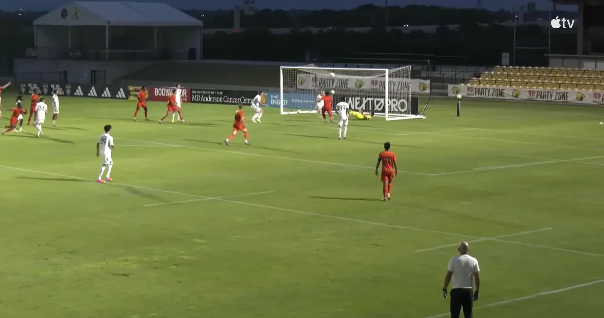 Jugadores compitiendo en el partido de fútbol