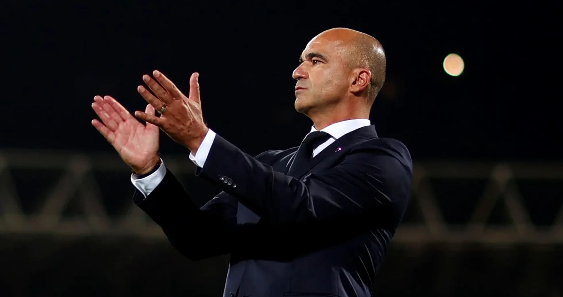 Entrenador aplaudiendo durante el partido
