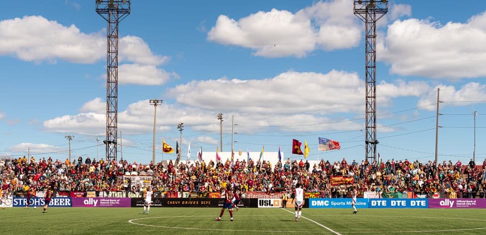 Partido de fútbol en el estadio de Detroit