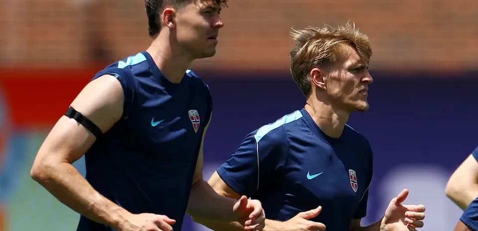 Jugadores de Noruega entrenando para el partido