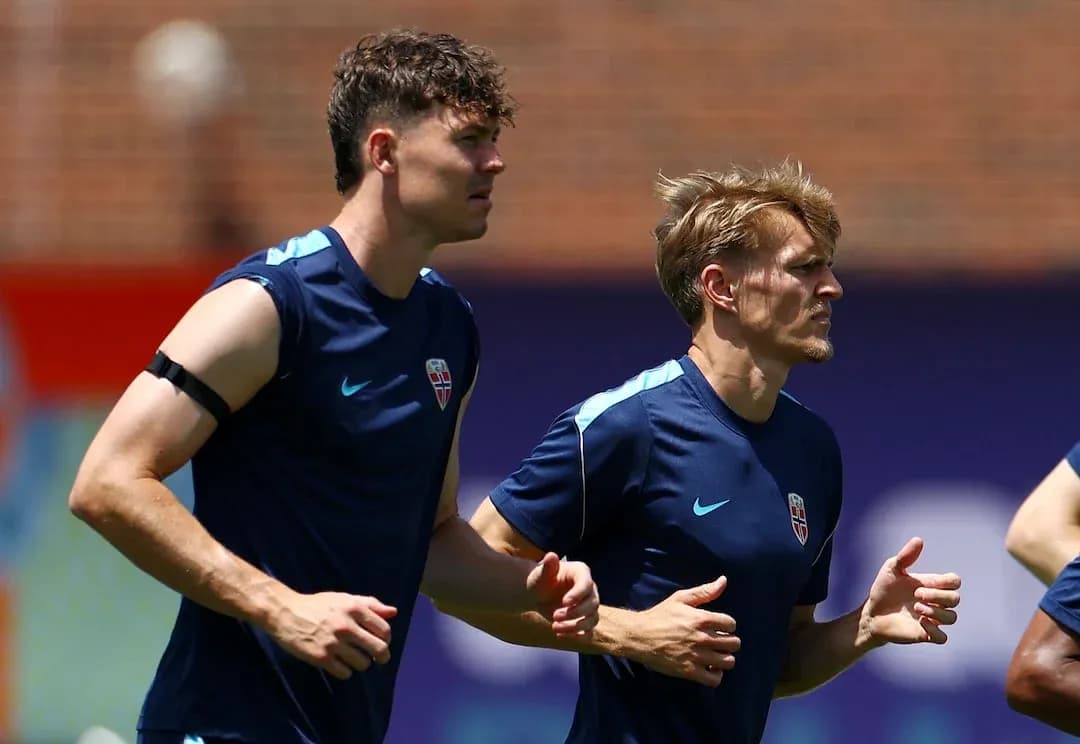 Jugadores de Noruega entrenando para el partido