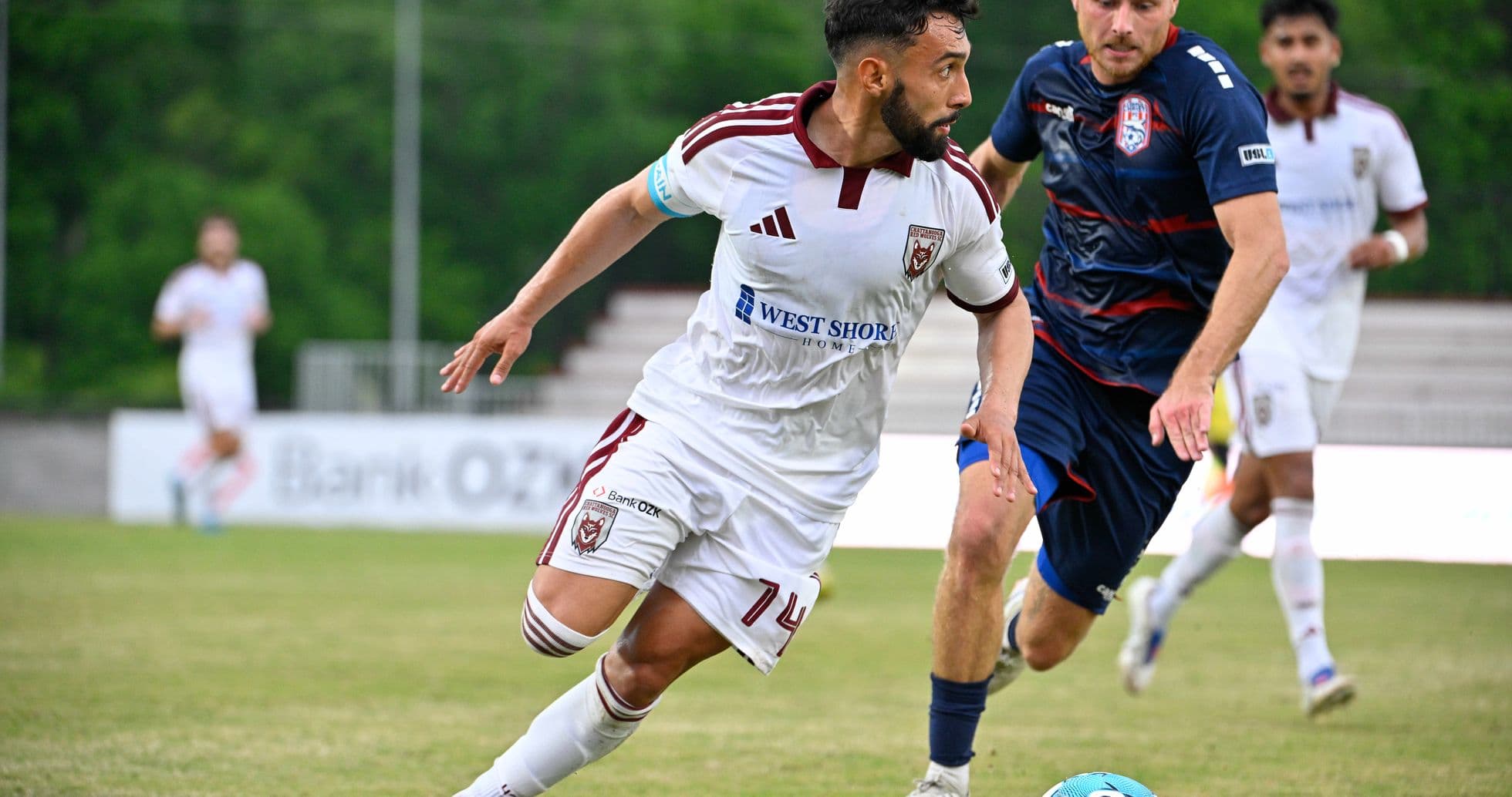 Jugador de Knoxville contra Chattanooga en partido