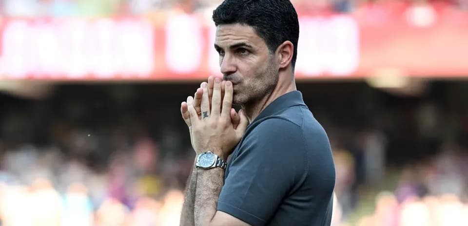 Entrenador observando el partido en el banquillo