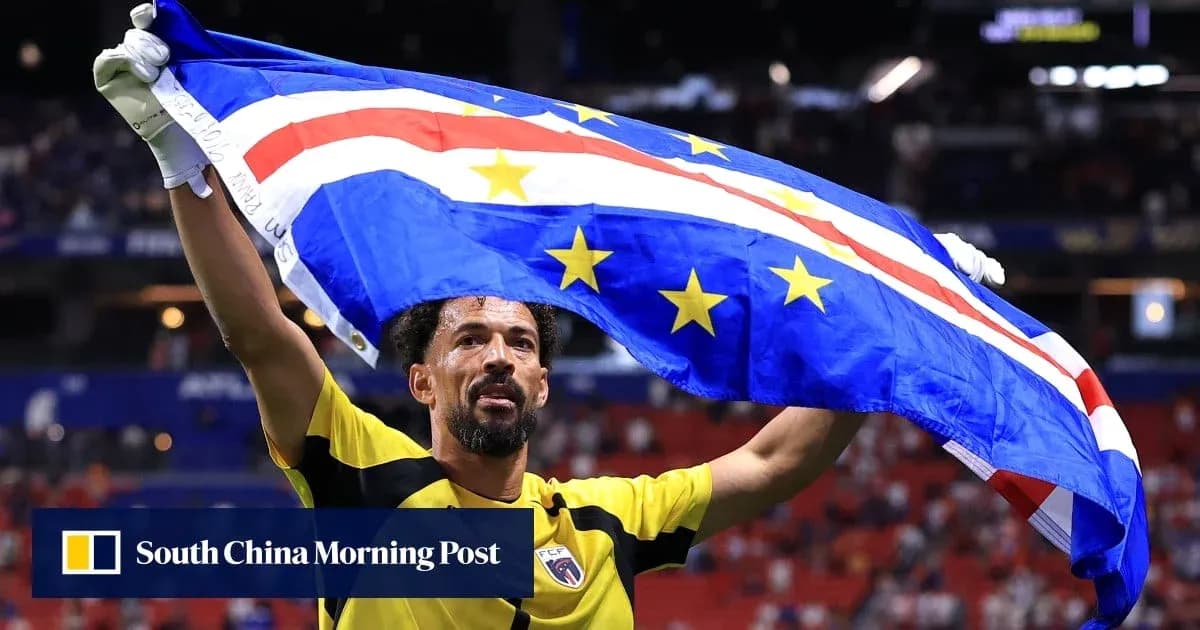 Jugador sosteniendo la bandera de Cabo Verde en el estadio