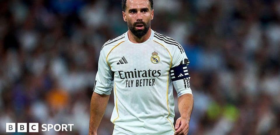 Jugador del Real Madrid con cinta de capitán en el campo