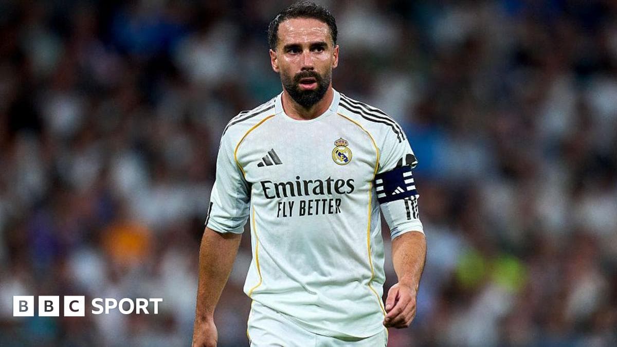 Jugador del Real Madrid con cinta de capitán en el campo