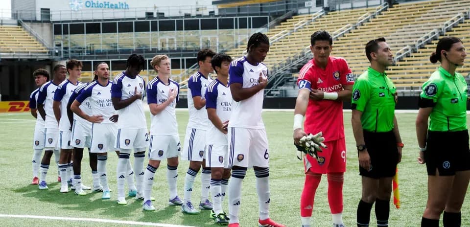 Jugadores de Orlando City II en formación