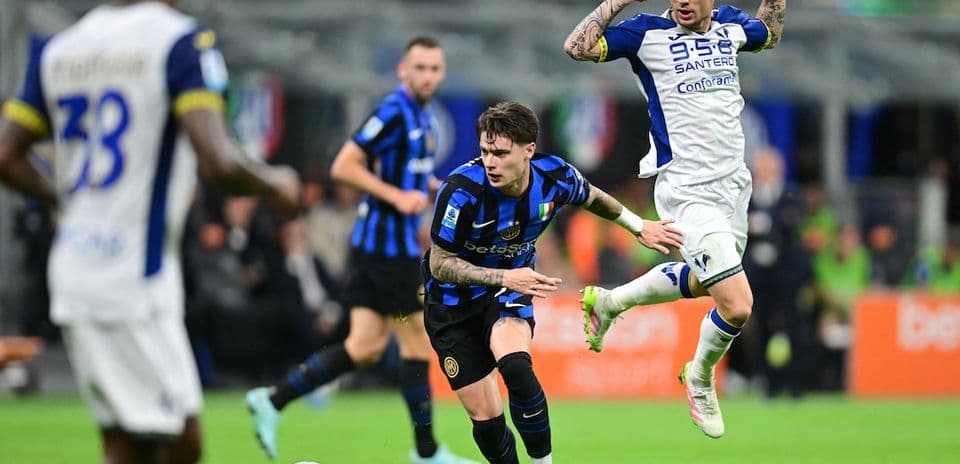 Jugador de Inter esquivando a rival de Hellas Verona
