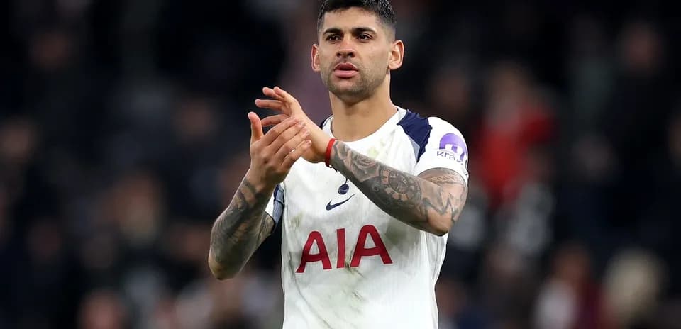 Jugador aplaudiendo en el campo tras el partido