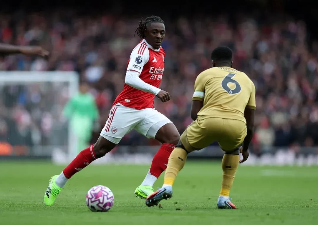 Jugador de Arsenal driblando a defensor de Crystal Palace