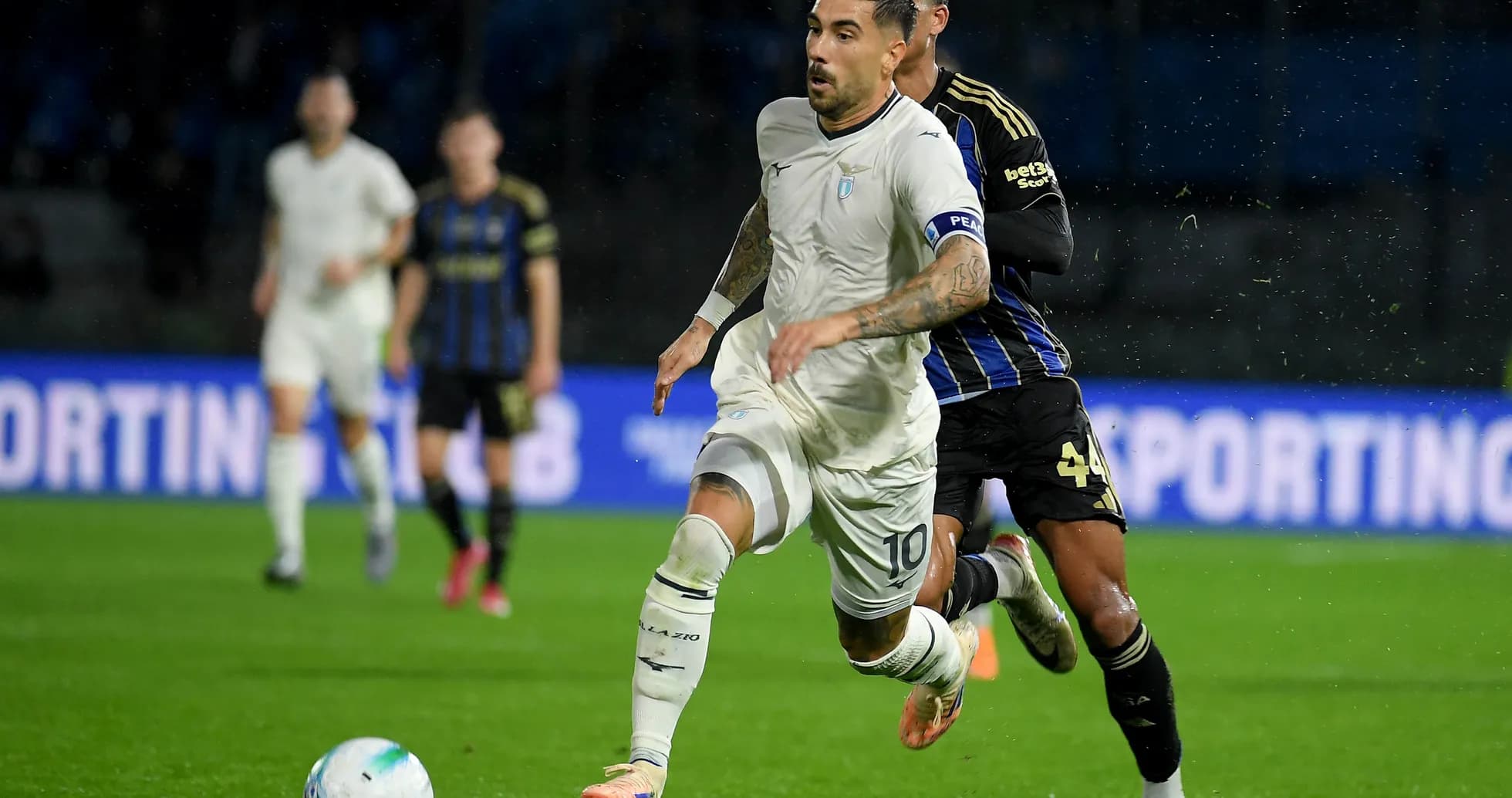 Jugador de Lazio corriendo con el balón