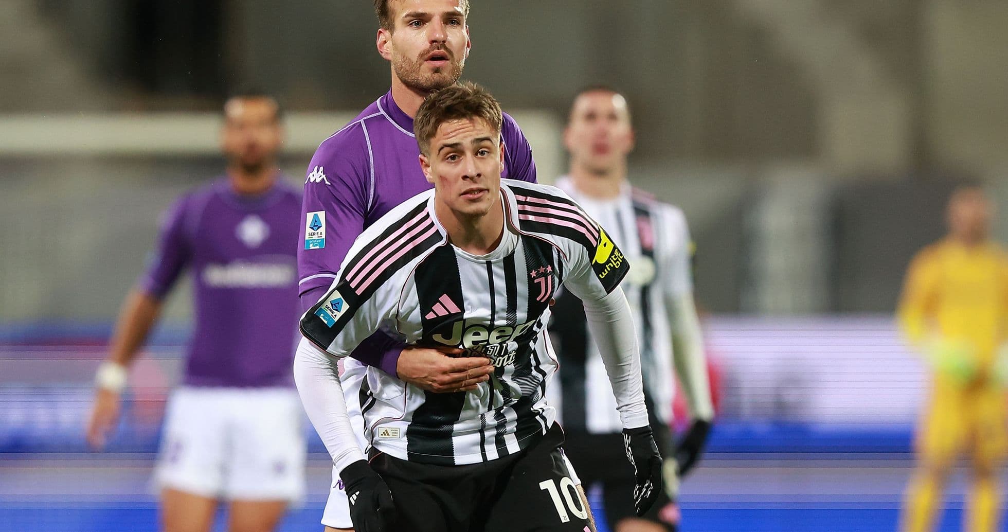 Jugador de Juventus enfrentando a jugador de Fiorentina