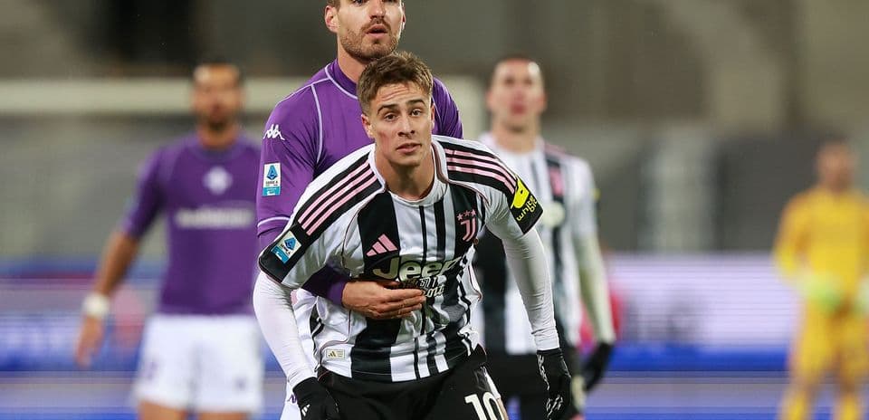 Jugador de Juventus enfrentando a jugador de Fiorentina