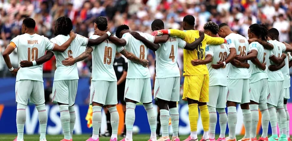 Jugadores de Francia formando una cadena antes del partido