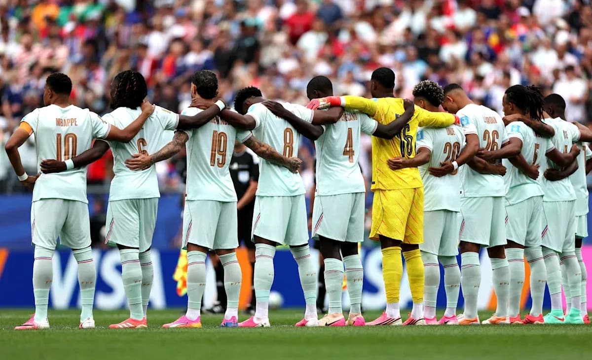 Jugadores de Francia formando una cadena antes del partido