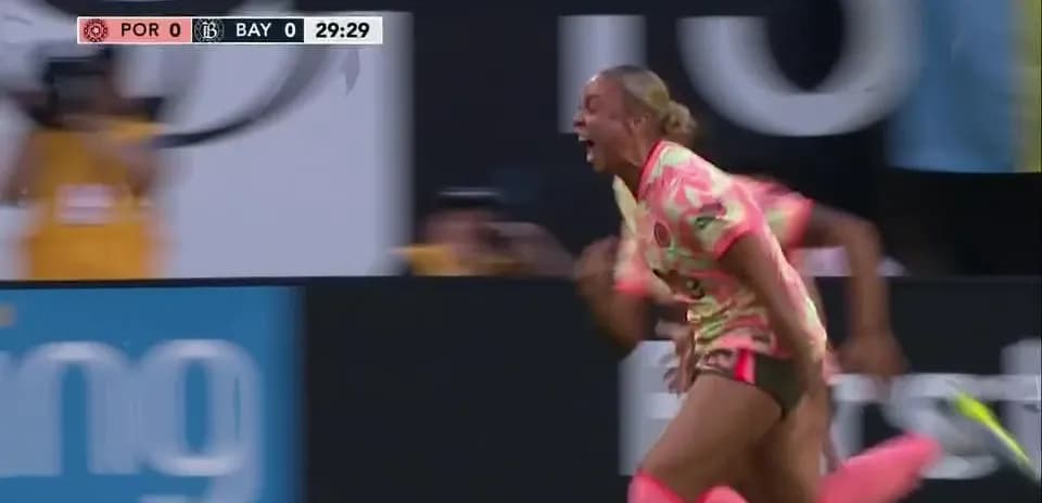Jugadora corriendo durante el partido de fútbol