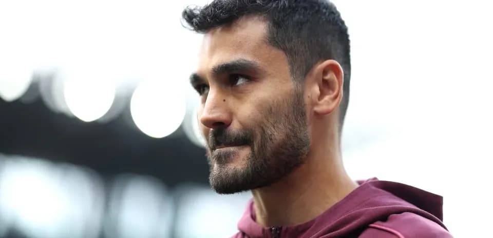 Jugador con chaqueta marrón en el campo