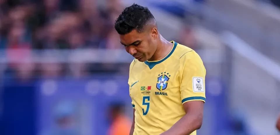 Jugador brasileño caminando cabizbajo durante el partido