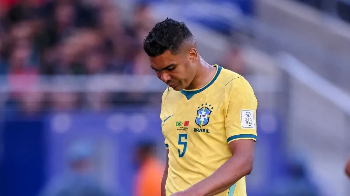 Jugador brasileño caminando cabizbajo durante el partido