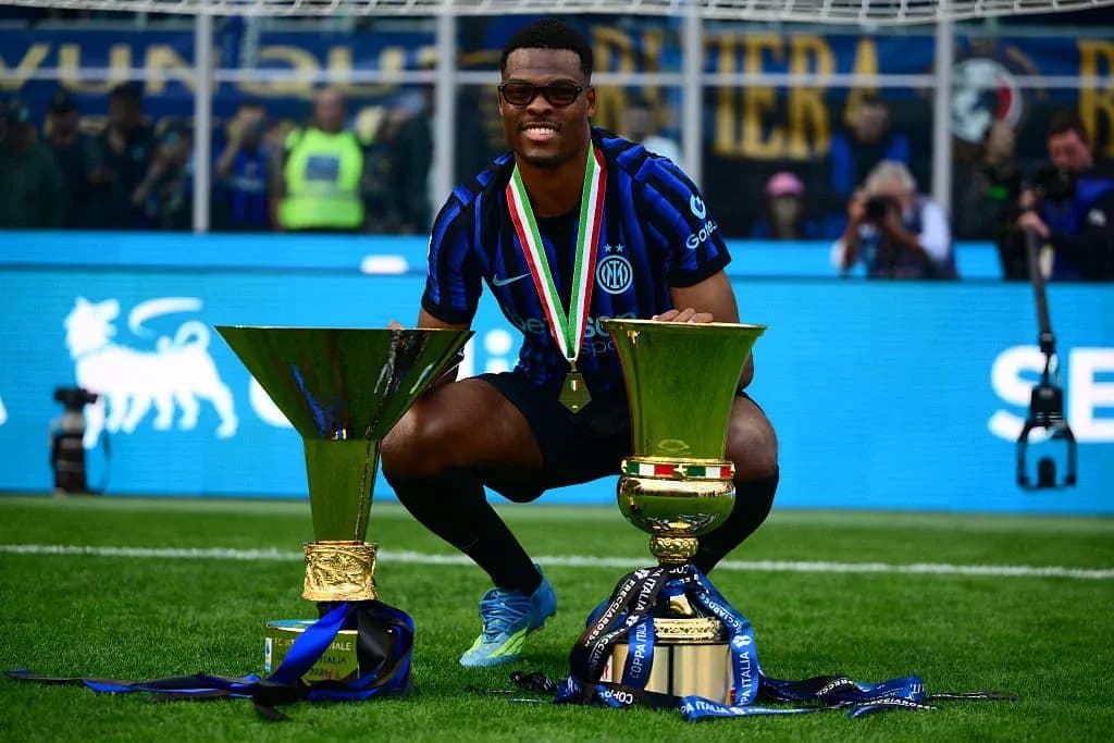 Jugador de Inter celebrando con dos trofeos