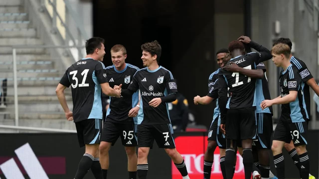 Jugadores de Minnesota United II celebrando un gol