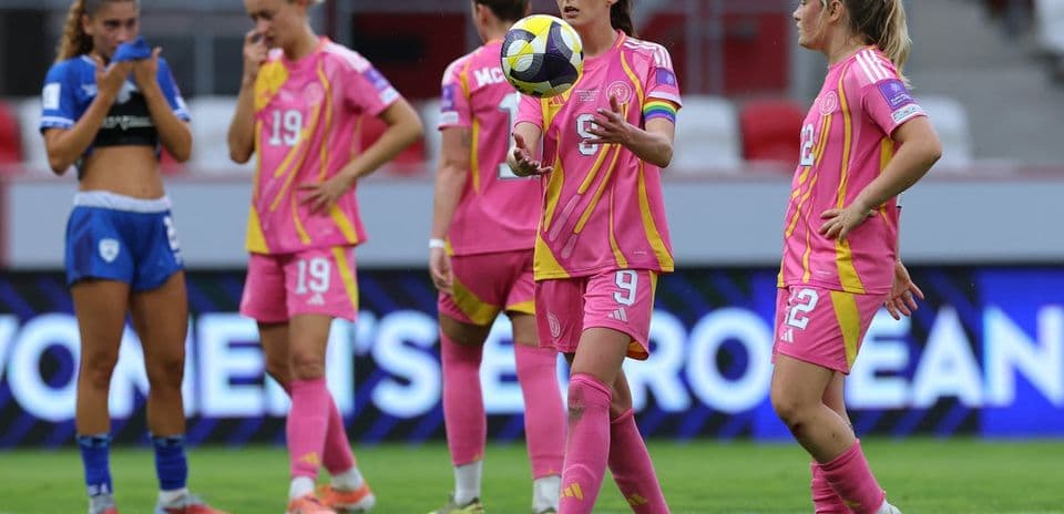 Jugadoras de fútbol en campo durante partido