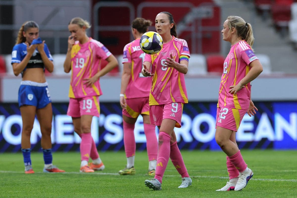 Jugadoras de fútbol en campo durante partido
