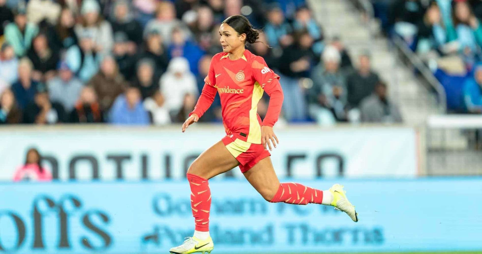 Jugadora corriendo durante el partido de fútbol