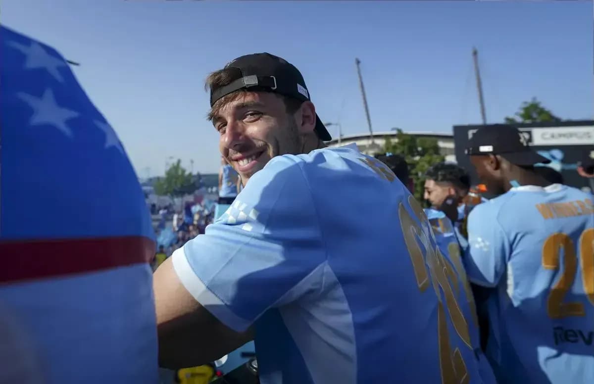 Jugador sonriendo en celebración con equipo