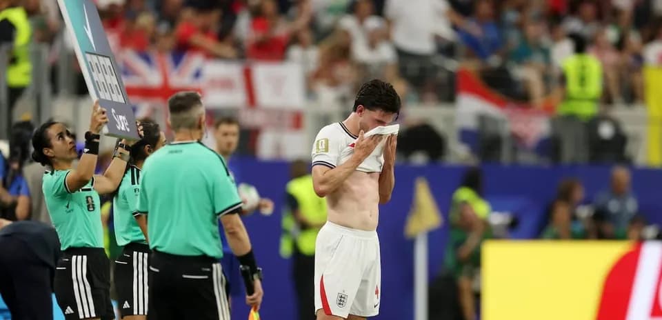 Jugador inglés se retira del campo tras el partido