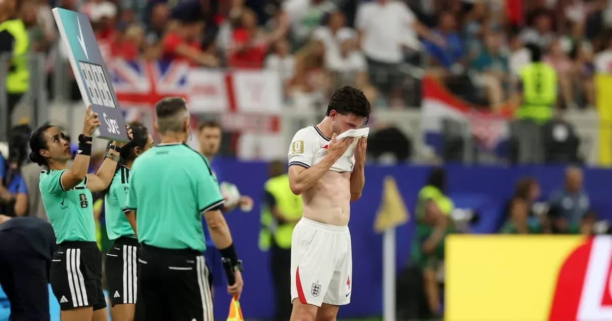 Jugador inglés se retira del campo tras el partido