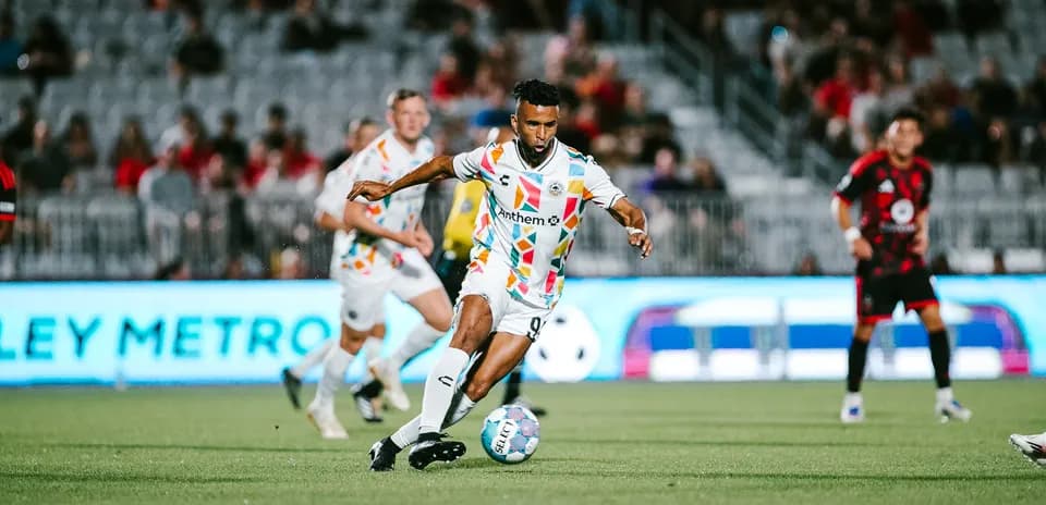 Jugador de Phoenix Rising con balón en el campo