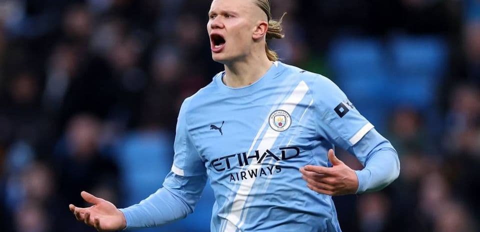 Jugador de Manchester City gesticulando durante partido