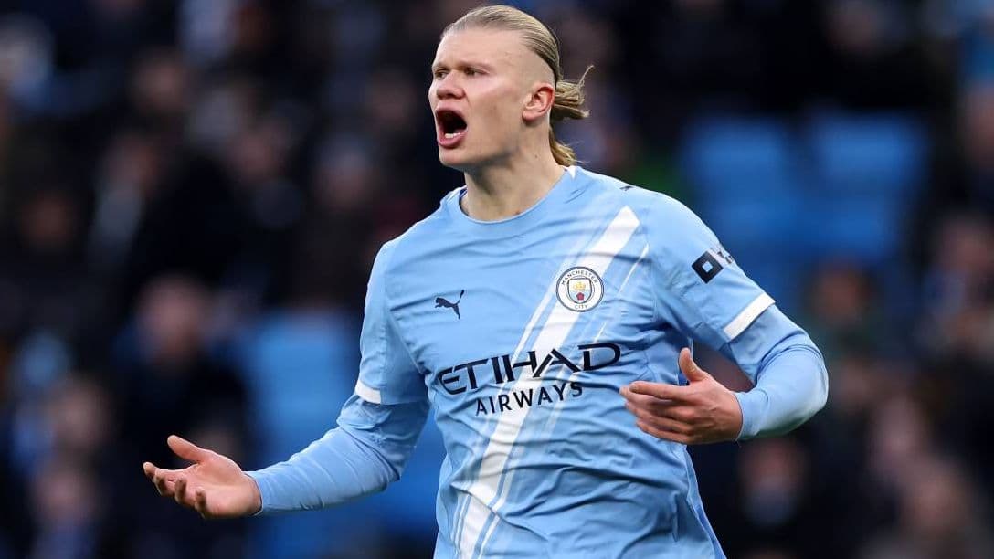 Jugador de Manchester City gesticulando durante partido