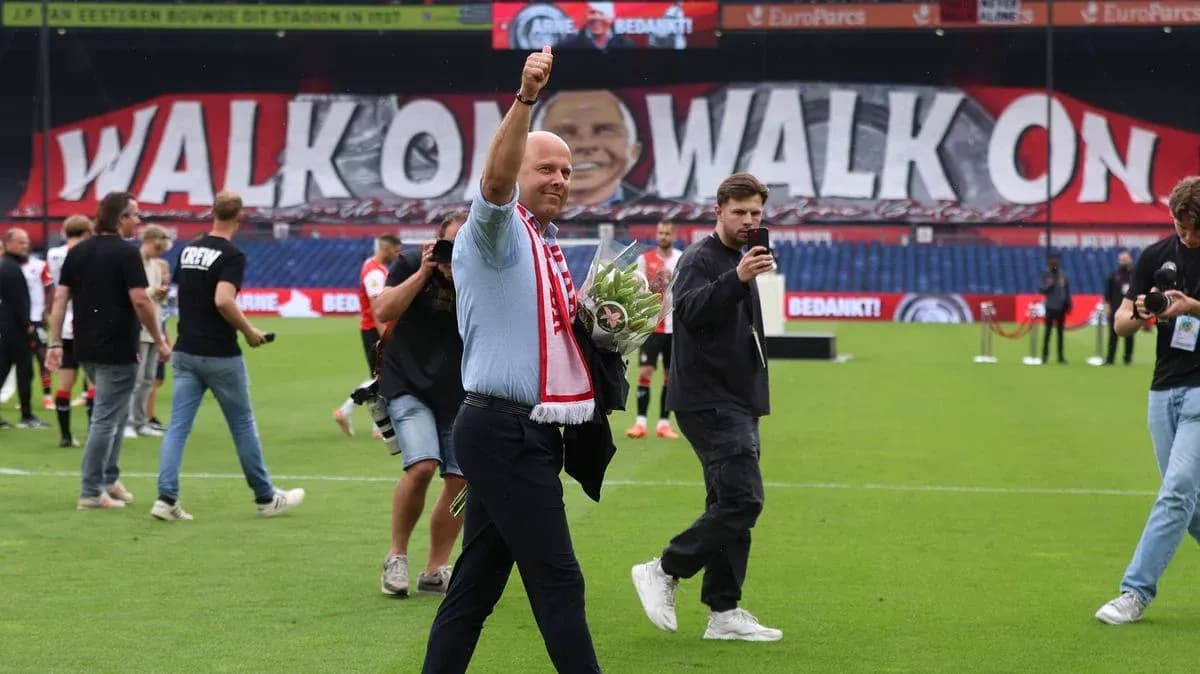 Hombre saludando con flores en campo de fútbol