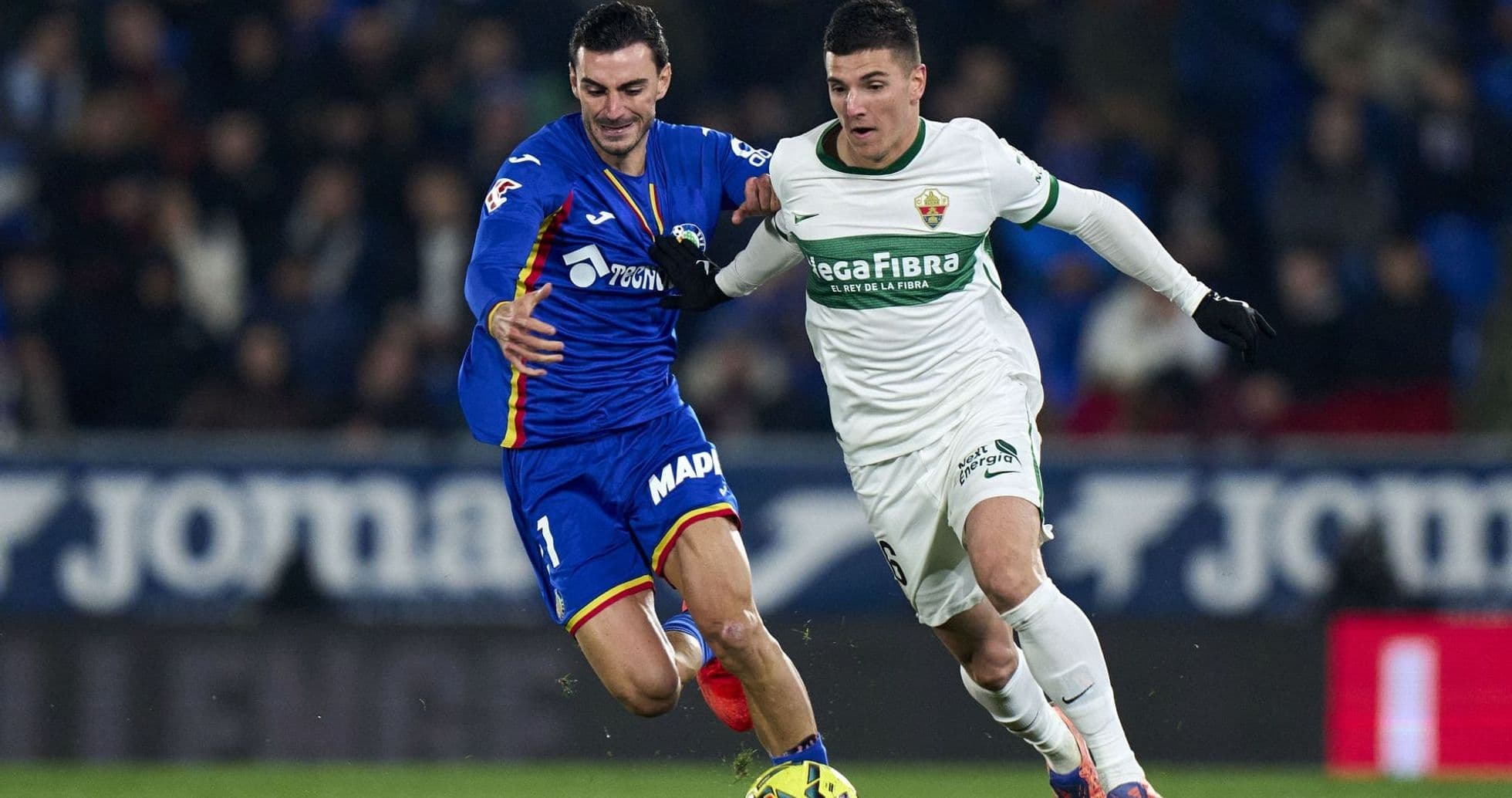Dos jugadores compitiendo por el balón en La Liga