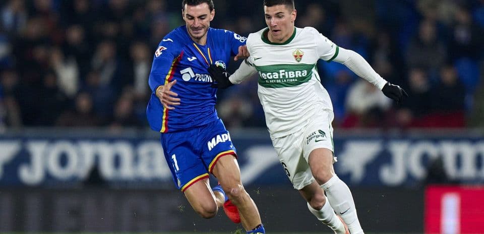 Dos jugadores compitiendo por el balón en La Liga