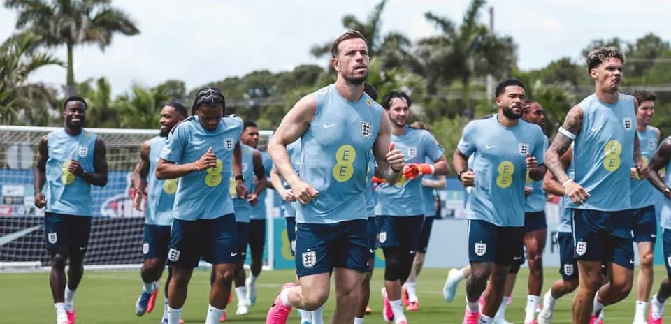 Jugadores de Inglaterra corriendo en sesión de entrenamiento