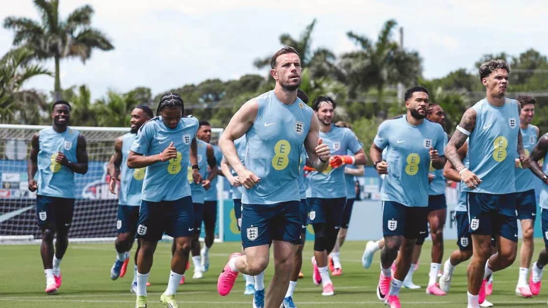 Jugadores de Inglaterra corriendo en sesión de entrenamiento