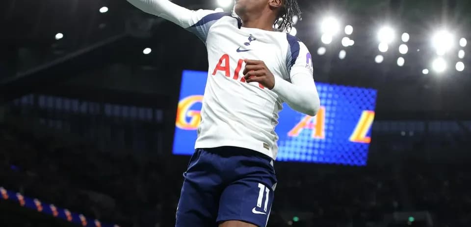 Jugador de Tottenham celebrando un gol en el estadio