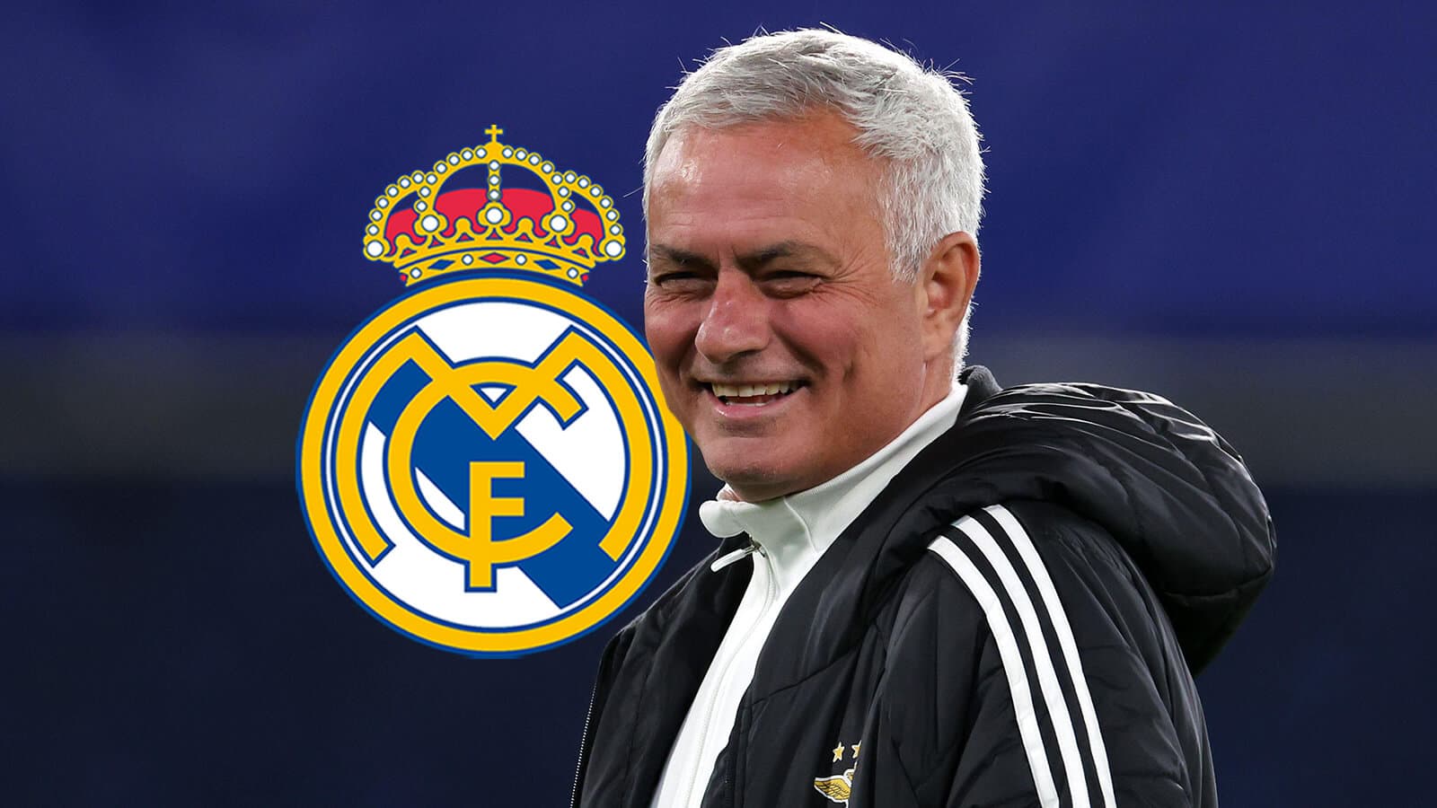 José Mourinho sonriendo frente al logo del Real Madrid