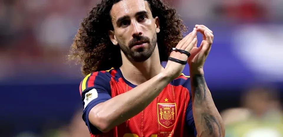 Jugador aplaudiendo en partido de fútbol de España