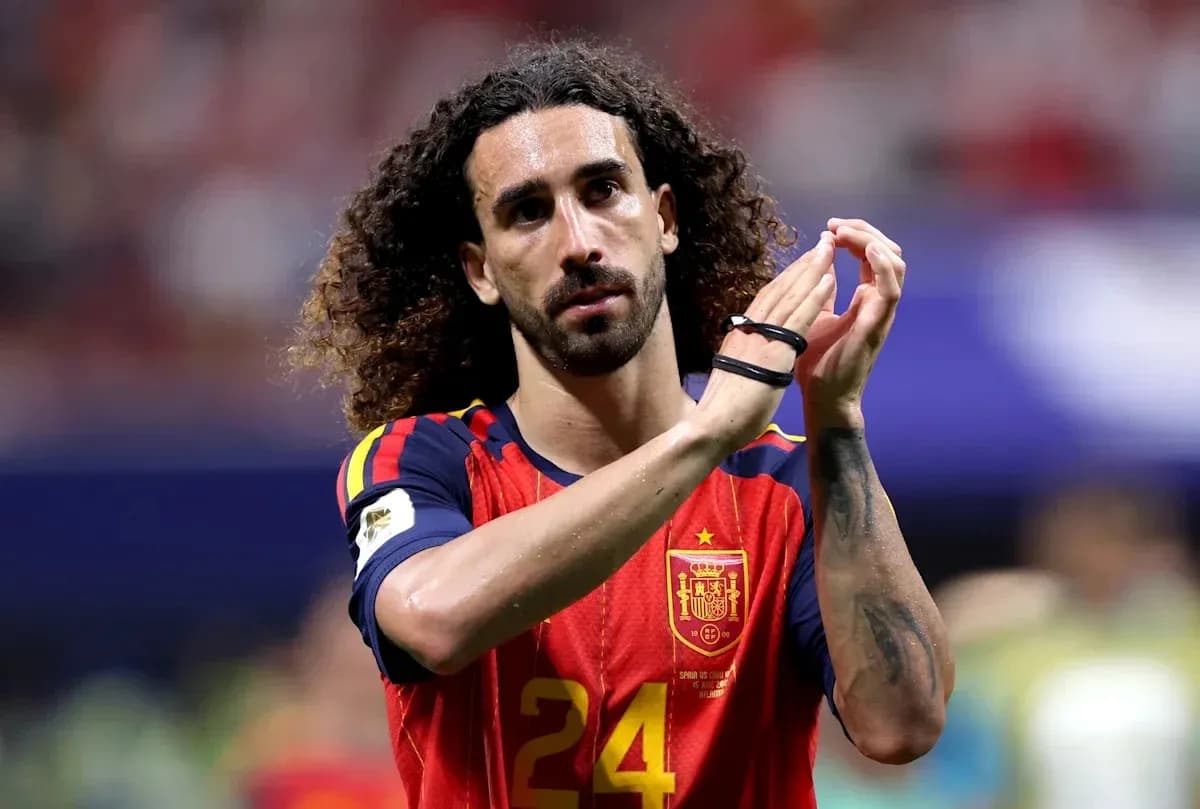 Jugador aplaudiendo en partido de fútbol de España