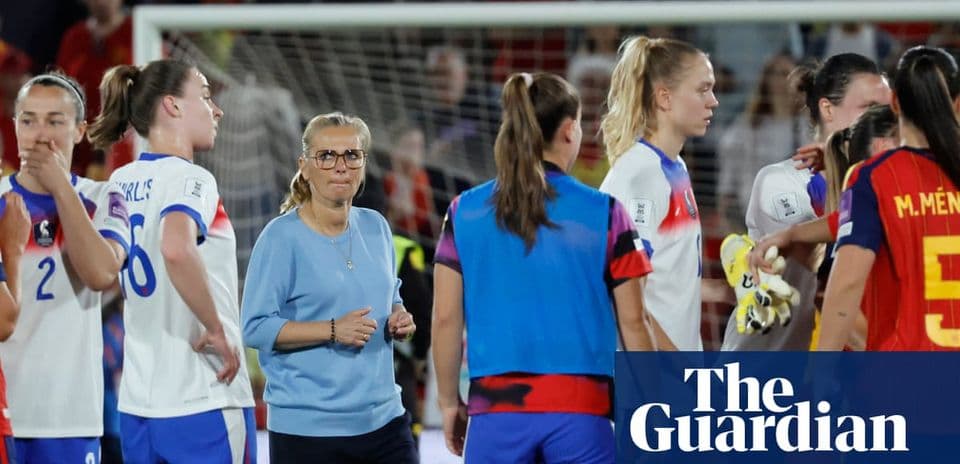 Entrenadora y jugadoras tras un partido de fútbol