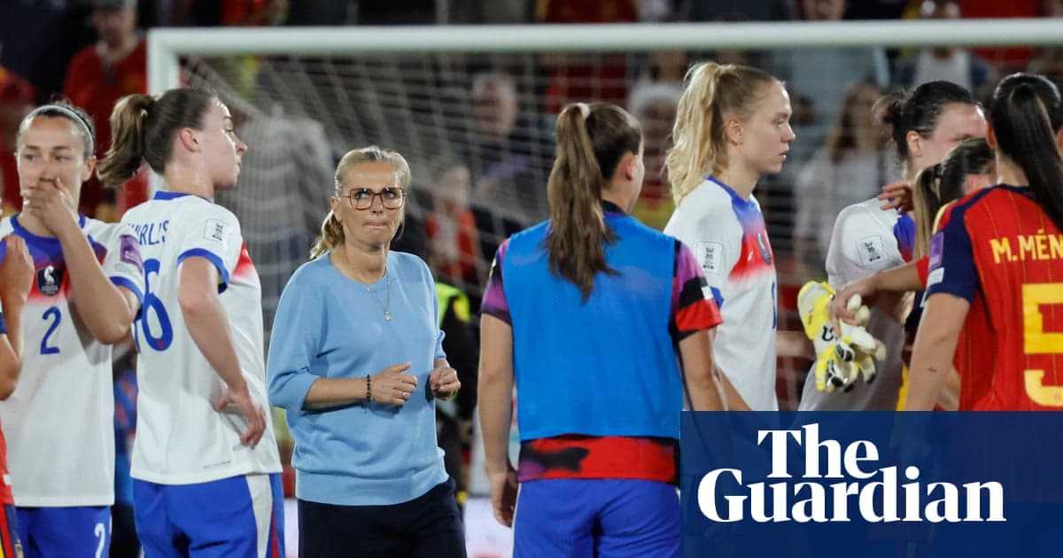 Entrenadora y jugadoras tras un partido de fútbol