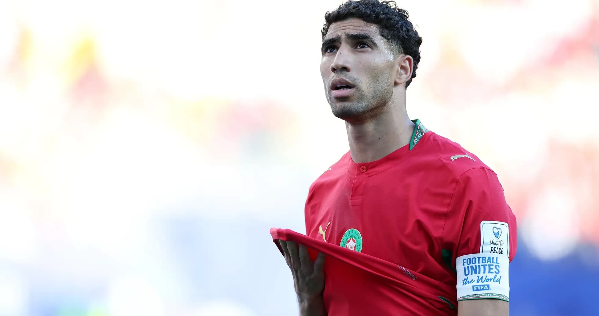 Jugador de Marruecos ajustando su camiseta durante el partido
