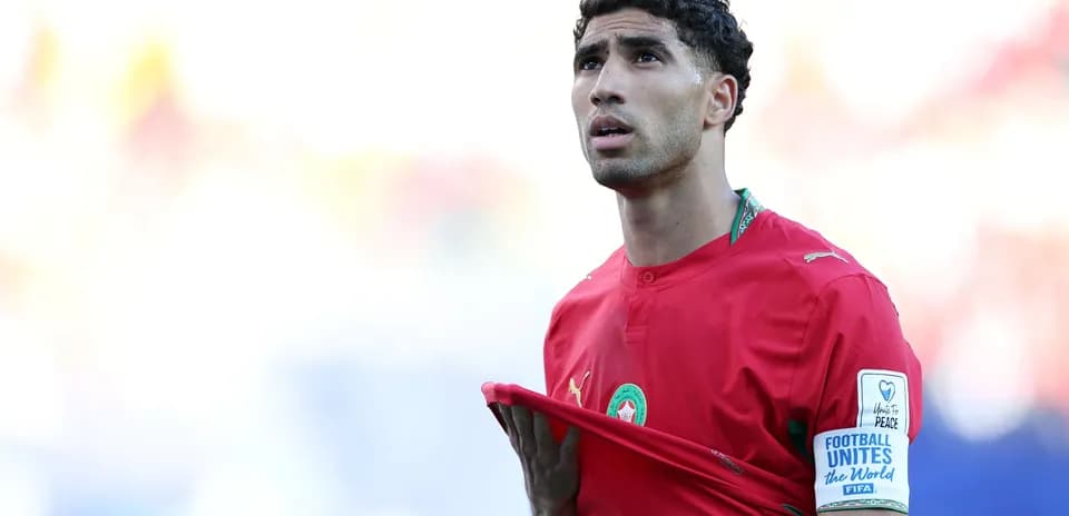 Jugador de Marruecos ajustando su camiseta durante el partido